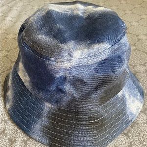 Black/blue bucket hat
